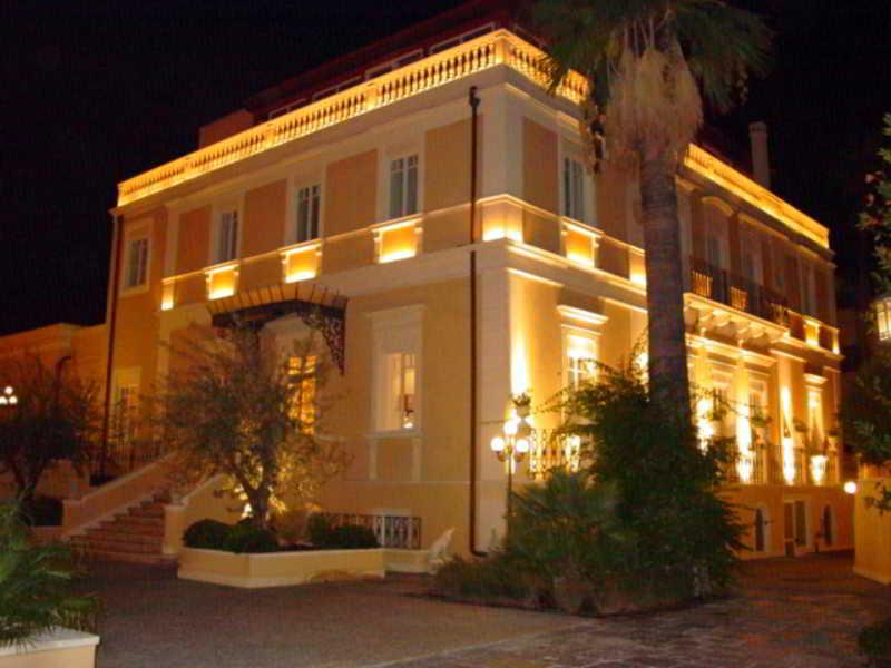 Una Hotels One CTA Exterior photo