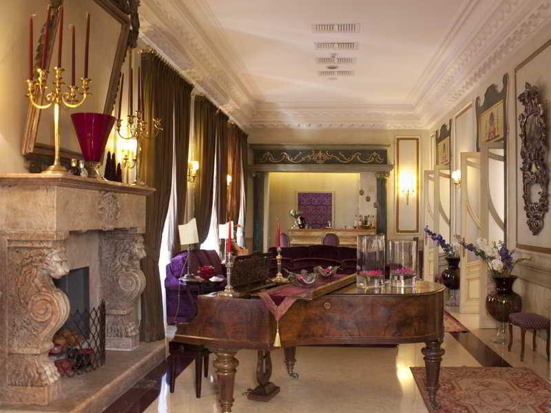 Una Hotels One CTA Interior photo
